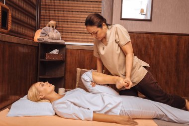 Güzel ciddi kadın istemcileri bacağını arıyor