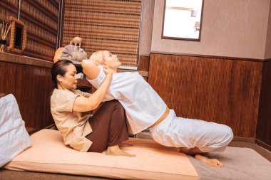 Vücut rahatlama. Güzel güzel kadın ona masaj tadını çıkarırken bir özel poz yalan