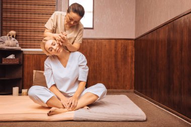 Özel pijama giymiş güzel sarışın genç kadın