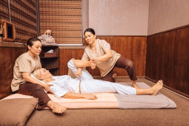 Çok mutlu güzel kadın bacağı arıyor