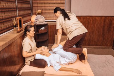 Güzel Asyalı kadınlar, müşterisi ile çalışma