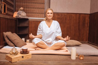 Size gülümseyen pozitif rahat sakin kadın