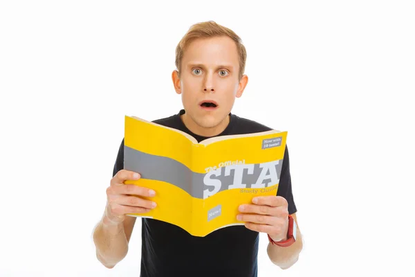 Trauriger junger Mann, der versucht, die Informationen wahrzunehmen — Stockfoto