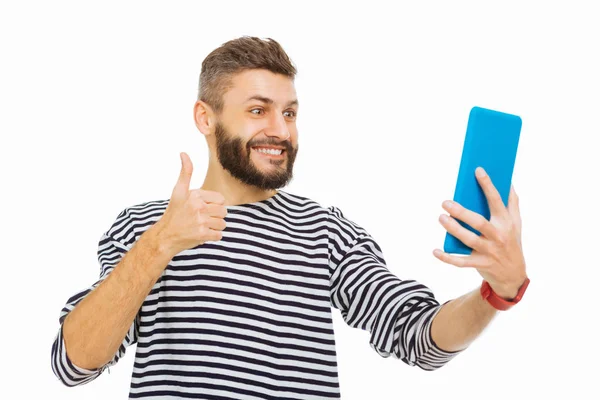 Homem barbudo feliz tomando uma selfie no tablet — Fotografia de Stock