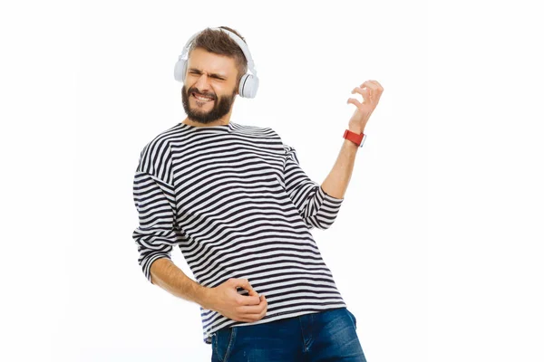 Feliz hombre alegre fingiendo tocar la guitarra — Foto de Stock