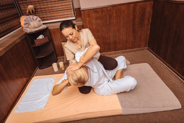 Visão superior de um processo de massagem tailandesa — Fotografia de Stock