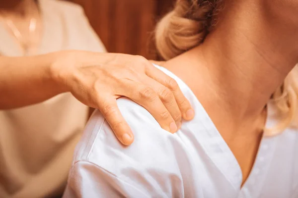 Close up de uma mão massagistas profissionais qualificados — Fotografia de Stock