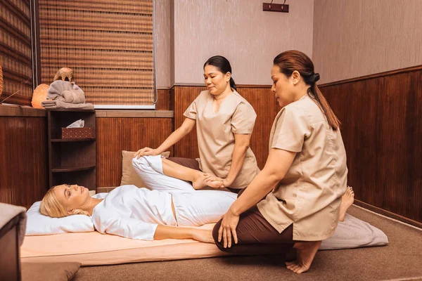 Serias mujeres asiáticas mirando a su cliente — Foto de Stock