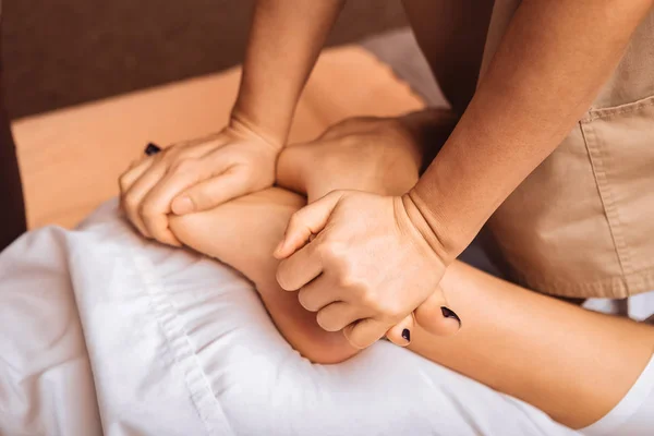 Visão superior de agradáveis pés femininos sendo massageados — Fotografia de Stock