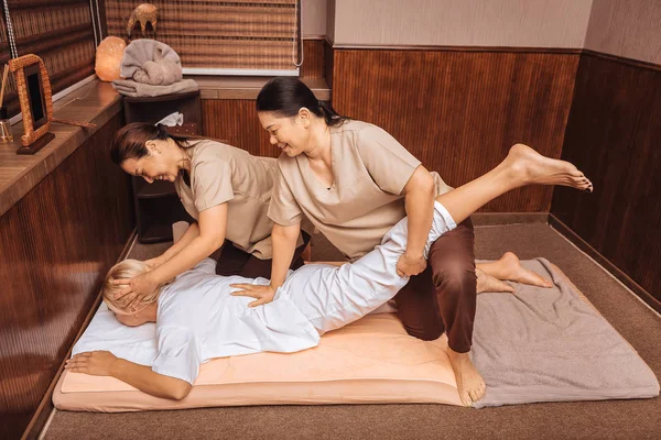 Sessione Massaggi Positive Donne Asiatiche Che Lavorano Coppia Mentre Fanno — Foto Stock