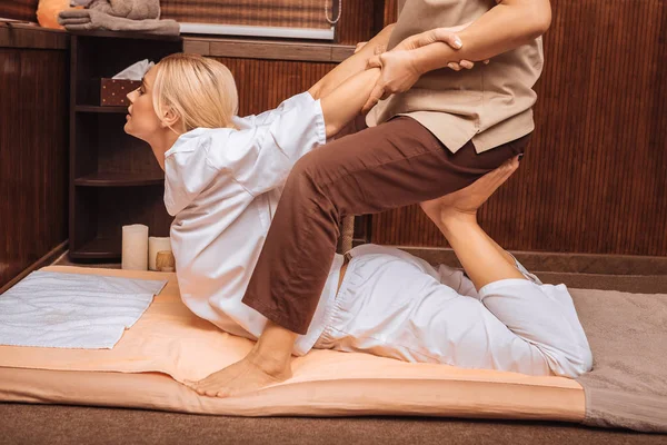 Real Professional Close Skilled Asian Masseuse Holding Her Clients Hands — Stock Photo, Image