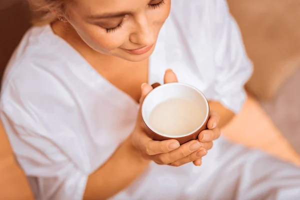 Mujer positiva alegre disfrutando de su té de hierbas — Foto de Stock