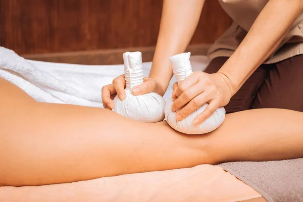 Kleine witte zakken wordt gebruikt in de professionele massage — Stockfoto