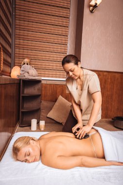 Güzel Asyalı kadın masaj için özel taşlar kullanılarak