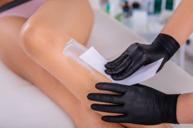 Yatak ziyaret Depilasyon yöneticisinde yalan pembe iç çamaşırı giyen kadın