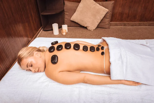 Mujer joven agradable relajarse en la sala de masajes —  Fotos de Stock