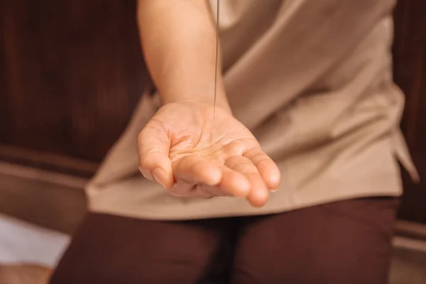 Massage Olie Close Van Een Vrouwelijke Hand Met Massageolie Wordt — Stockfoto