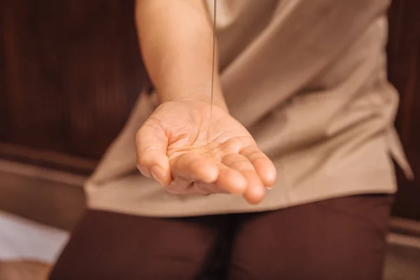 Olio Massaggio Primo Piano Una Mano Femminile Con Olio Massaggio — Foto Stock