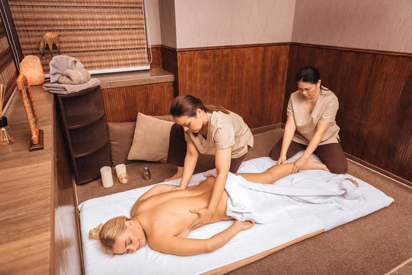 Bovenaanzicht van een rustige relaxte vrouw met olie massage — Stockfoto