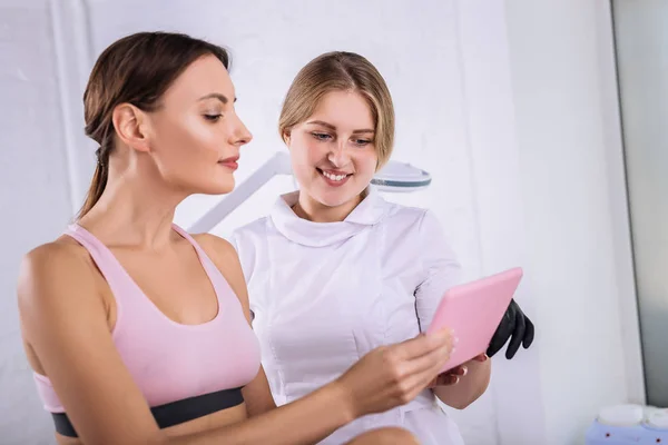 Beautiful young dark-haired businesswoman visiting beauty salon — Stock Photo, Image