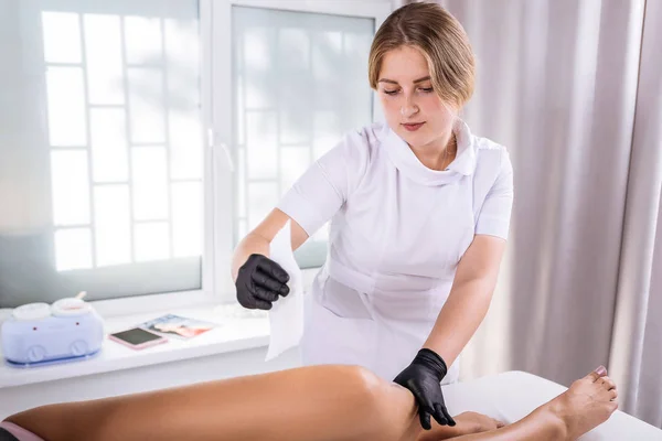 Joven maestro rubio en depilación trabajando en salón de belleza — Foto de Stock