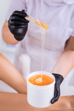 Depilasyon ana holding balmumu Depilasyon için yakın çekim