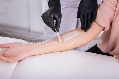 Depilatory krem üzerinde silah koyarak epilasyon Master