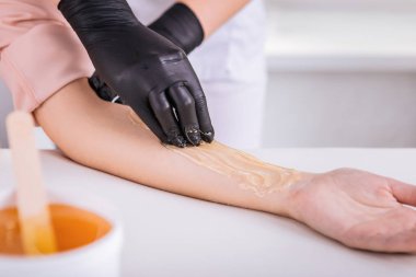 Epilasyon depilatory balmumu kullanarak ustanın yakın çekim
