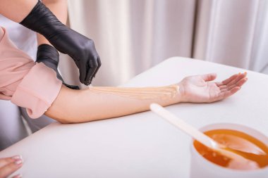 Master kol saç kaldırılırken balmumu kullanarak epilasyon