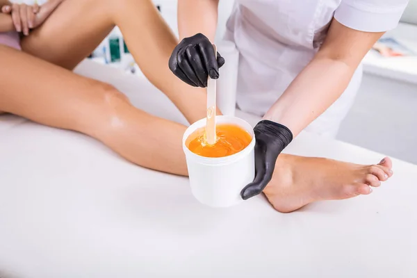 Slim woman with long legs coming to have sugaring in beauty salon — Stock Photo, Image