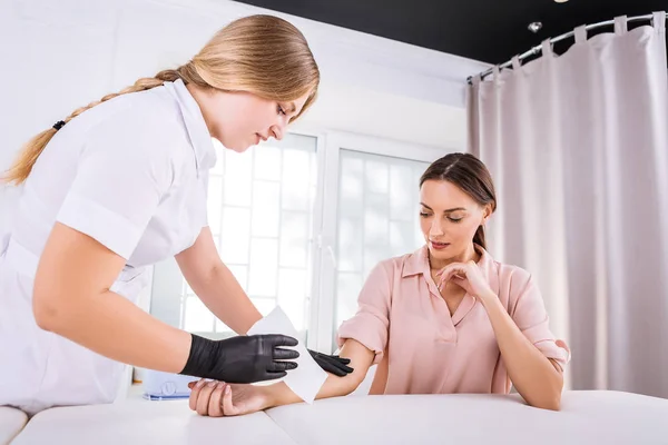 Mujer morena visitando al maestro depilatorio sintiéndose preocupada — Foto de Stock