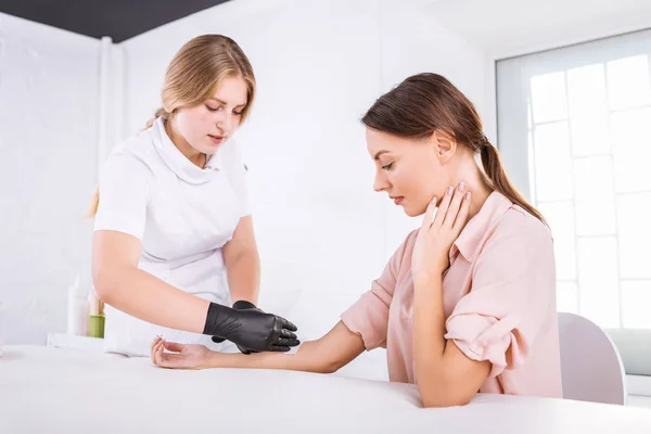 Young businesswoman coming to her favorite depilatory master — Stock Photo, Image