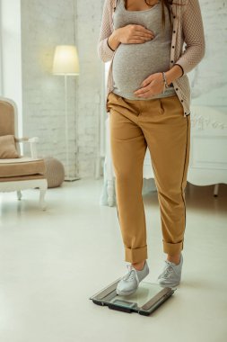 Hamile kadın ağırlığının her gün ağırlığında tarafından kontrol