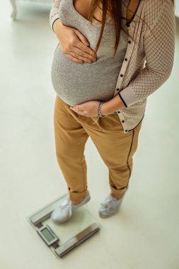 Hamile kadın ağırlıkları ağırlığında iken bozkır