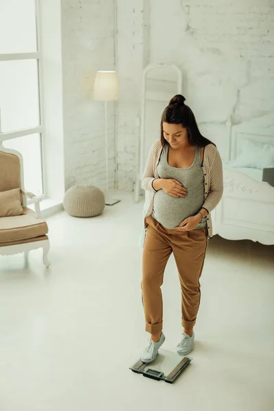 Sourire femme enceinte pesant tous les jours à la maison — Photo