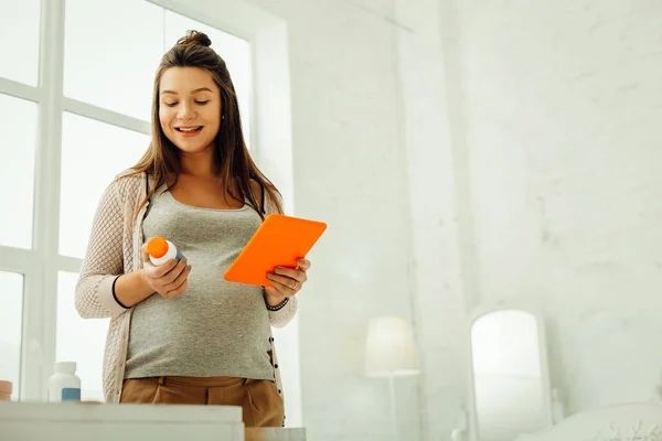 Schwangere auf der Suche nach Informationen über Medikamente im Internet — Stockfoto