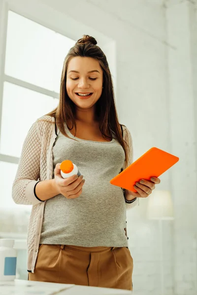 Gravid kvinna kontroll av läkemedels säkerhet — Stockfoto