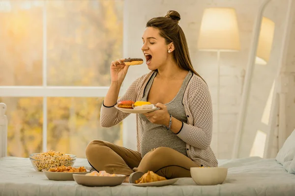 Mujer comiendo mucha comida durante el embarazo — Foto de Stock