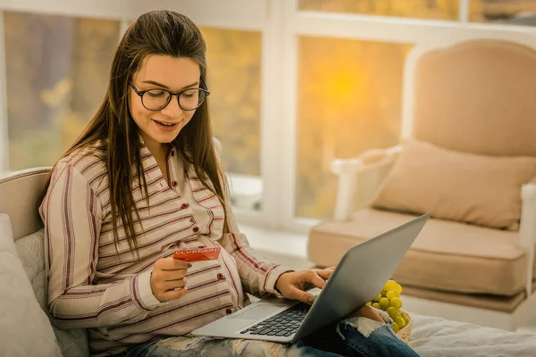 Gravid kvinna köpa varor online med kreditkort — Stockfoto
