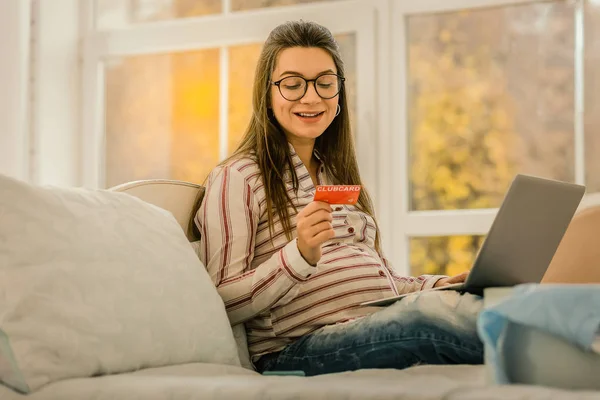 Gravid kvinna checkar ut fördelarna med club-kort — Stockfoto