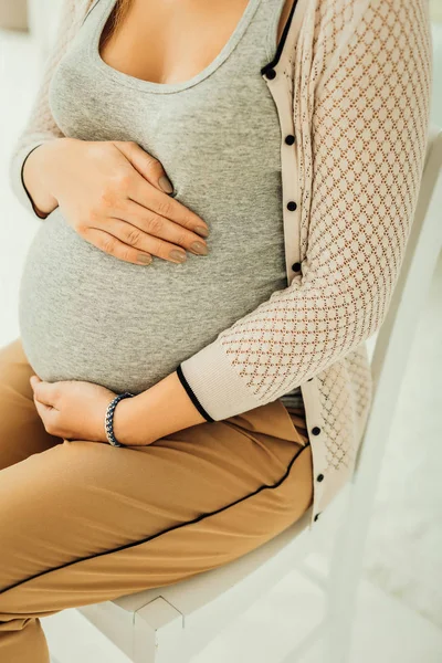 妊娠中の女性は慎重に赤ちゃんを期待している間彼女の腹に触れる — ストック写真