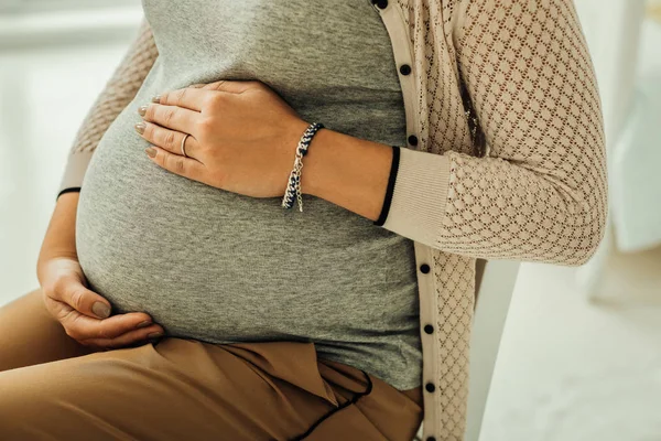 年轻女子触摸她的第三个三个月怀孕的肚子 — 图库照片