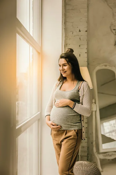 Schöne junge Frau wartet auf ein Baby — Stockfoto