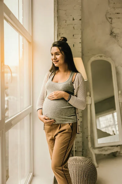 Pencerenin duran üçüncü üç aylık hamile kadın — Stok fotoğraf