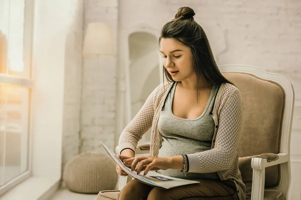 Prestare Attenzione Alle Raccomandazioni Donna Incinta Che Studia Prescrizioni Dottori — Foto Stock