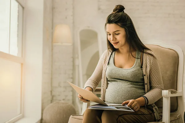 Hamile womanreading prepearing anne olmak için yararlı bilgiler — Stok fotoğraf