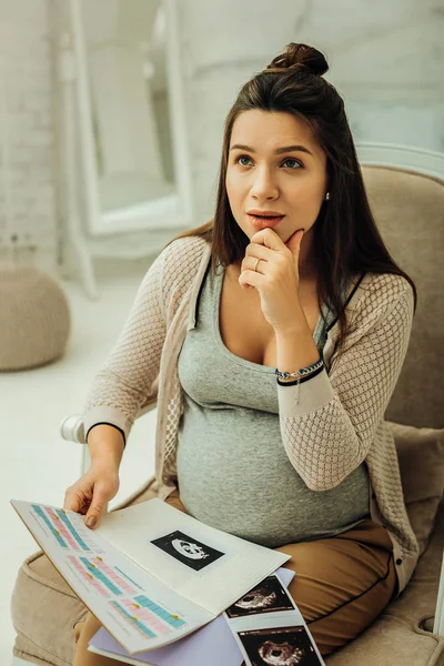 Gravid kvinna tänker på namnet för hennes framtida barn — Stockfoto