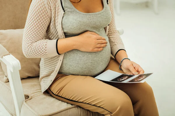 Onun basılı ultrason sonuçları ile hamile kadın — Stok fotoğraf