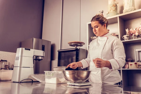 Trevlig kunnig kvinna matlagning i köket — Stockfoto