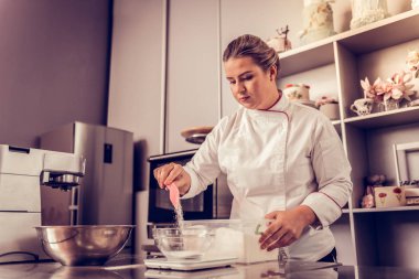 Mutfakta ayakta ciddi yetenekli Şef